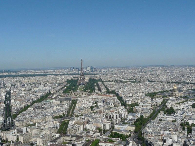 Une superbe vue panoramique de Paris depuis les hauteurs de la tour